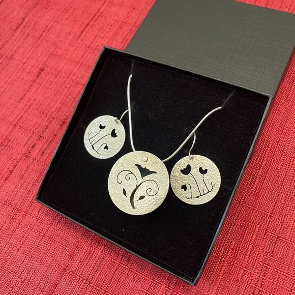 Jessie Senecal Handmade Sterling Sliver "Tulip" Locket and Earrings - Picture 4 of 5